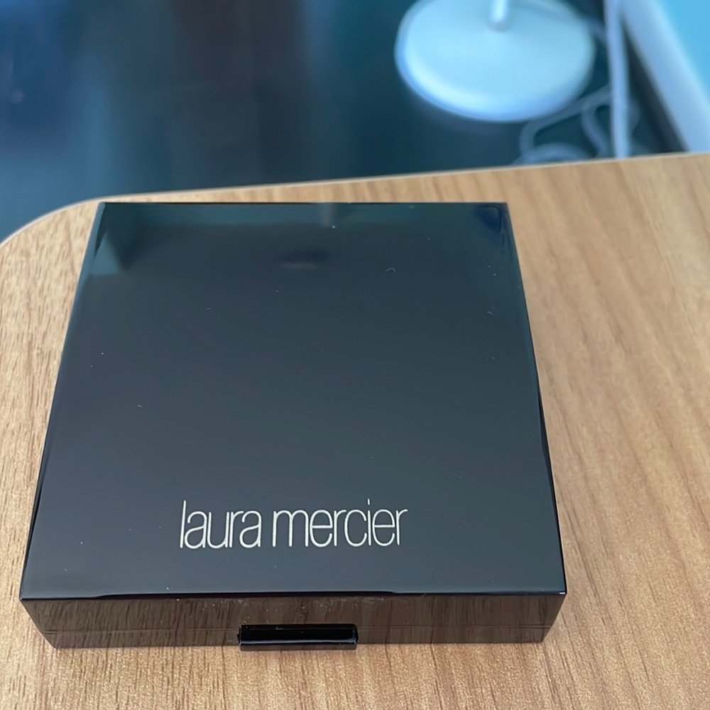 Laura Mercier Matte Radiance Baked Powder Highlight-01